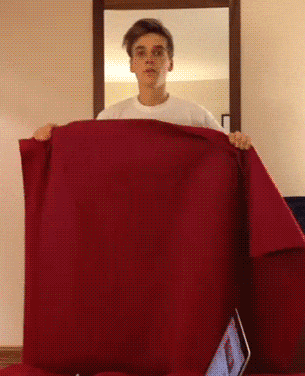 |搞笑GIF趣图:这个人肯定学过孙子兵法的,都懂得声东击西了!