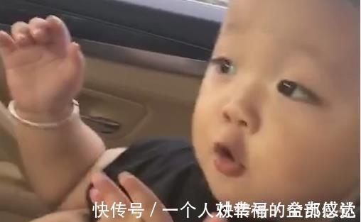 父母|萌娃喝果汁，戏精附体表情丰富，网友：完美模仿了宝爸的姿态