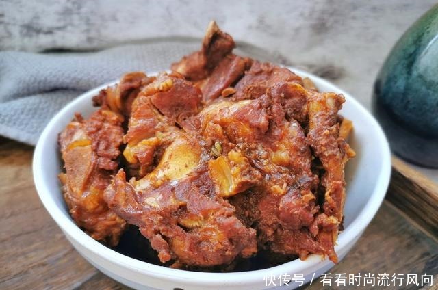 家常酱大骨好吃又秘诀,酱料千万别用错了,酱香味十足,简单易学