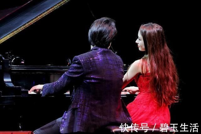 营养师|6个月的孕妈吉娜亮相,巧遮孕肚,网友:这哪像怀孕了?