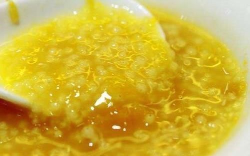 煮小米粥时,直接下锅就“错了”,多加两步,粥又稠又香