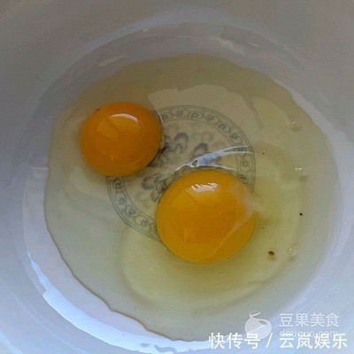 无需打发就能做出媲美芝士蛋糕的爆浆蓝莓酸奶蛋糕