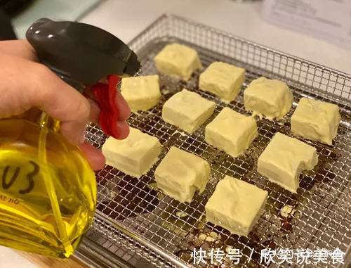 烤箱版气炸豆腐,低油低脂肪,懒人易学菜肴,外酥里嫩,好吃到爆