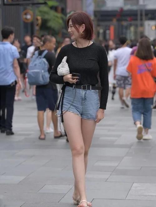 长袖|小姐姐穿黑色长袖圆领T恤，搭配“破烂”款牛仔裤，尽显青春气息