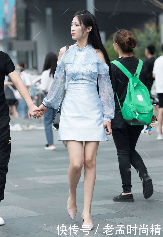 街拍:小姐姐圆领上衣, 搭配裙子, 尽显淑女气质