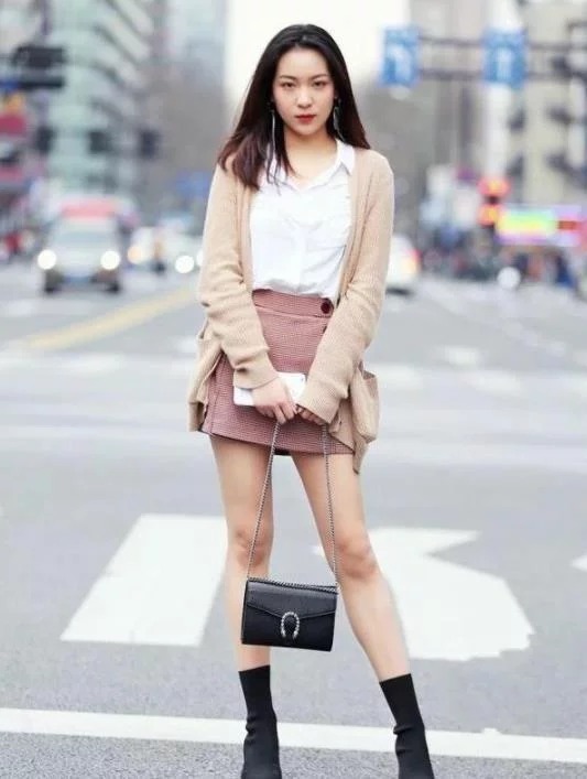 街拍:美女穿T恤搭配热裤,秀出性感美腿,彰显女人魅力