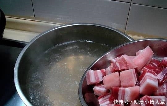 退休老厨师: 不管什么肉, 焯水时牢记这2点, 保证脏东西自己出来