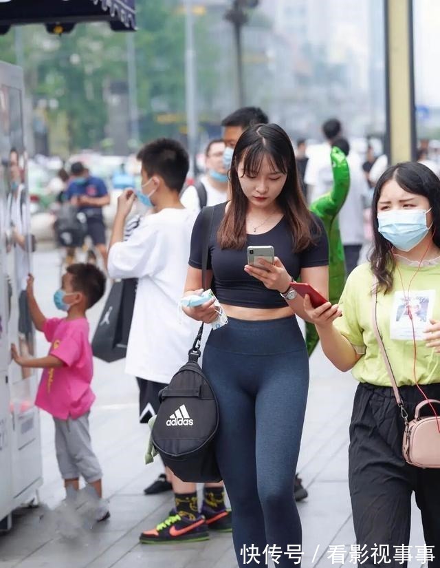 穿搭 率性有型的打底裤穿搭更显女性时尚感，展现高挑与靓丽，都很好看！