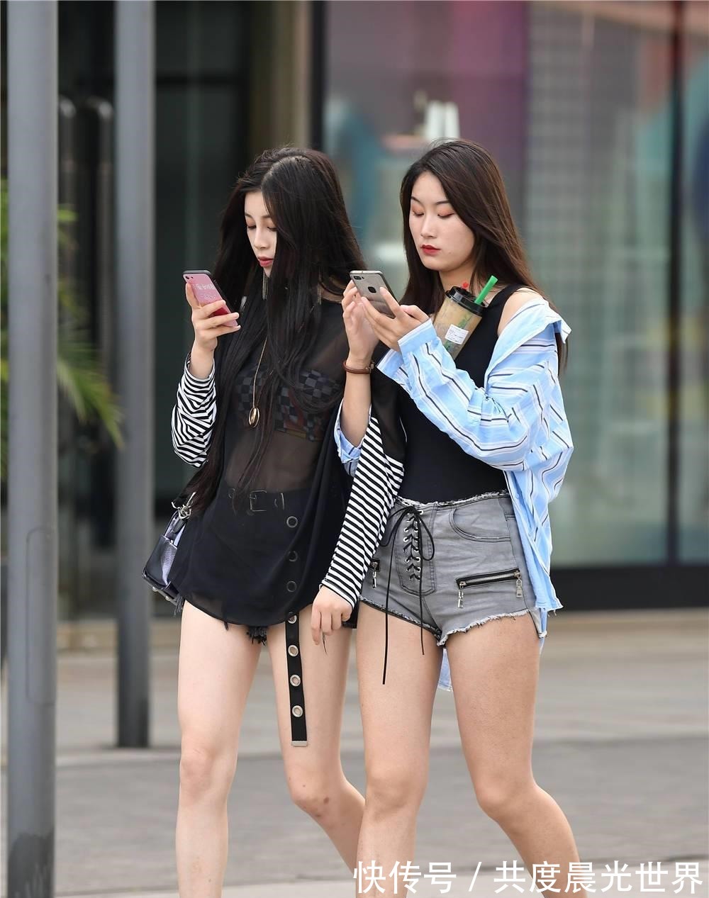 姐妹 和姐妹一起逛街，如何搭配出不同的味道，有自己独特的搭配风格！