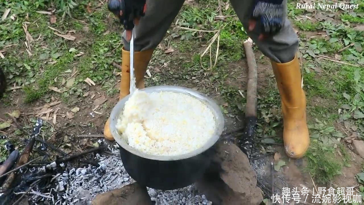 中国小伙在尼泊尔花8000卢比买下一头羊，请当地老人吃羊肉