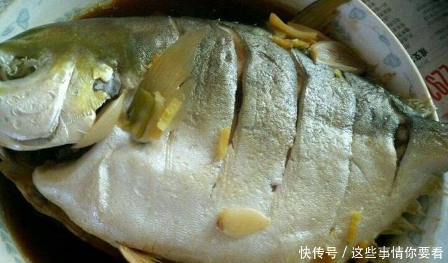 媳妇做清蒸鲳鱼,不放食盐和料酒,原汁原味,鱼肉鲜嫩不腥也不柴