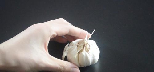 蒜皮|剥大蒜别再用刀拍了，只需借助它，快速又不伤手，方法太棒了