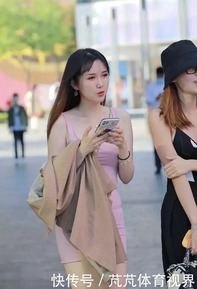 一顾倾人城，再顾倾人国，粉色吊带包臀裙演绎的温婉优雅之美