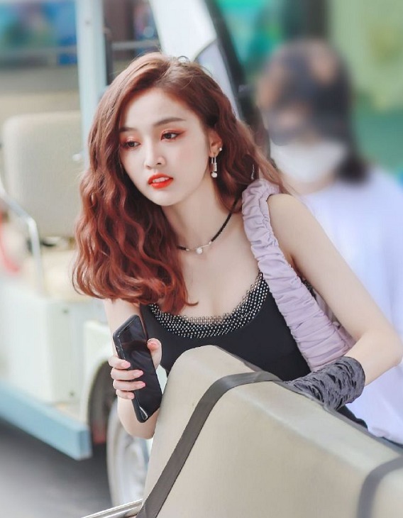 吴宣仪|吴宣仪沙滩边录制某节目,蓝色挂脖背心配热裤,是夏天该有的样子