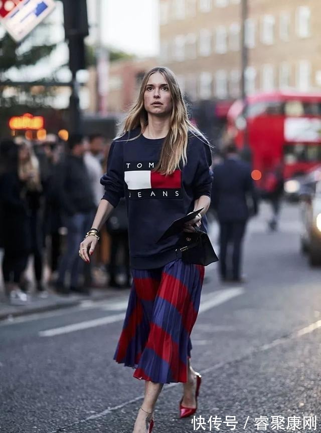 随性|卫衣+半裙=早秋最火混搭套路,时髦又有女人味