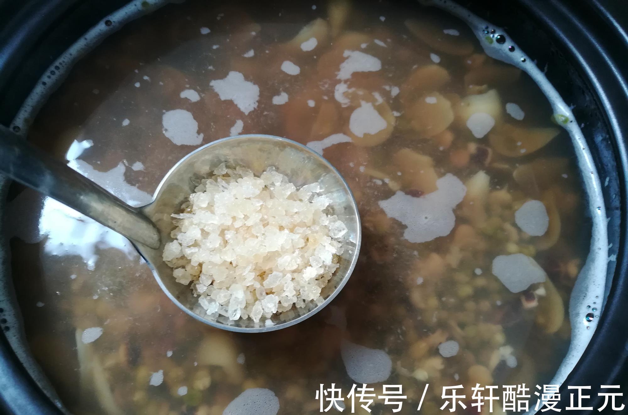 绿豆粥|煮绿豆粥时,放红糖,冰糖还是白砂糖,区别很大,别再放错了