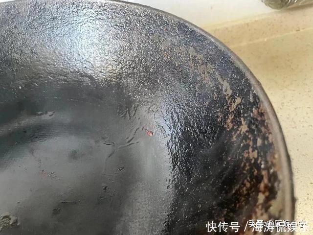 婆婆家锅底油垢太厚,巧媳妇只用1个小妙招,旧锅马上变新锅