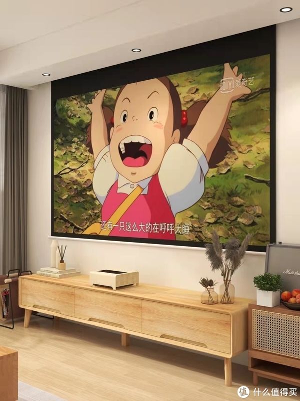 地毯|客厅设计灵感库，有吊顶、白墙、地毯，跟“网红装修”反着来