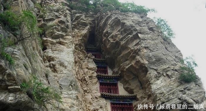 这个建于绝壁间隙中的中国奇观，险比悬空寺