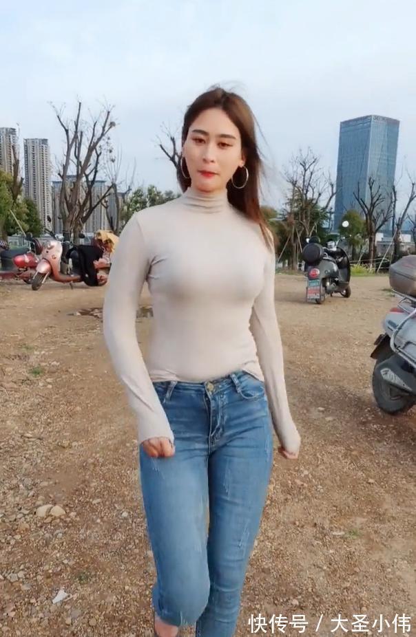 紧身牛仔裤|美女街拍:“烂大街”的紧身牛仔裤,美女穿了美的让人心动,身材太性感