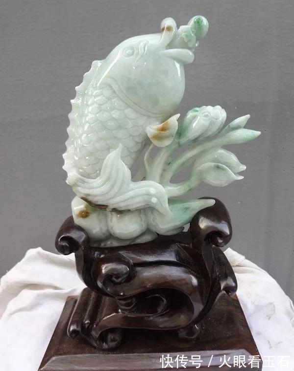 雕工&最大的翡翠宝刀,需要4个人协力才能抬动,但网友们:浪费雕工