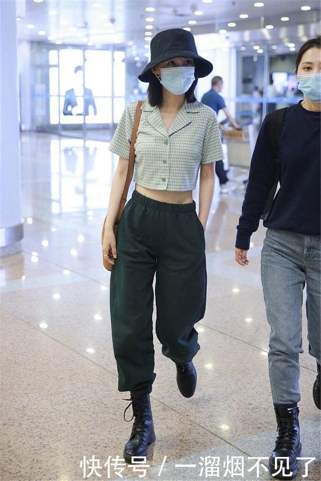 明星都爱一种穿法叫“上紧下松”，时髦又显身材，腿粗女生也能穿