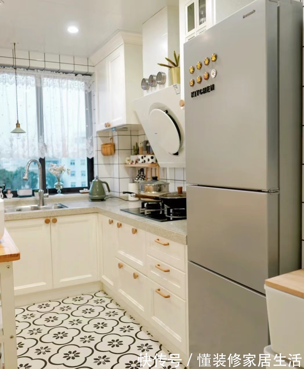 散热|越来越多人不把冰箱放在厨房了,搞卫生太难了!现在流行这样放