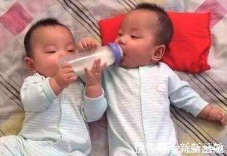 暖心|双胞胎兄弟饿了, 妈妈赶紧冲了一瓶奶粉, 进来就看到暖心的一幕!