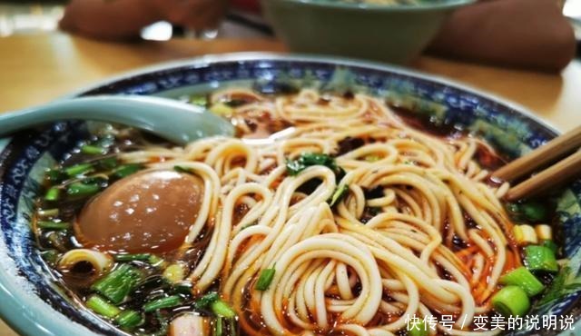 合肥排名第一的牛肉面,一大碗只要13块钱,不到饭点也挤满了人