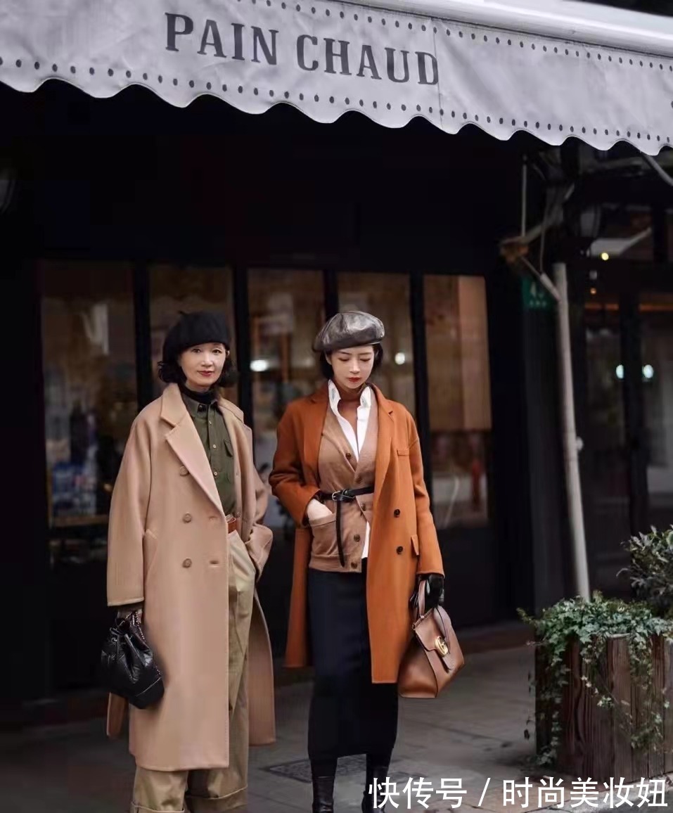 女性们 “母女”穿搭原来不止三木,这些素人妈妈比女儿还会穿,时髦洋气