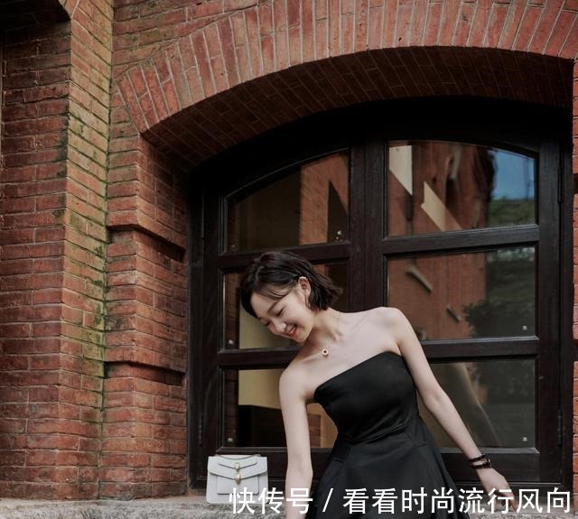 《青春有你2》李子璇穿著熒光粉的吊帶裙大冬天在室外溜達(dá)!