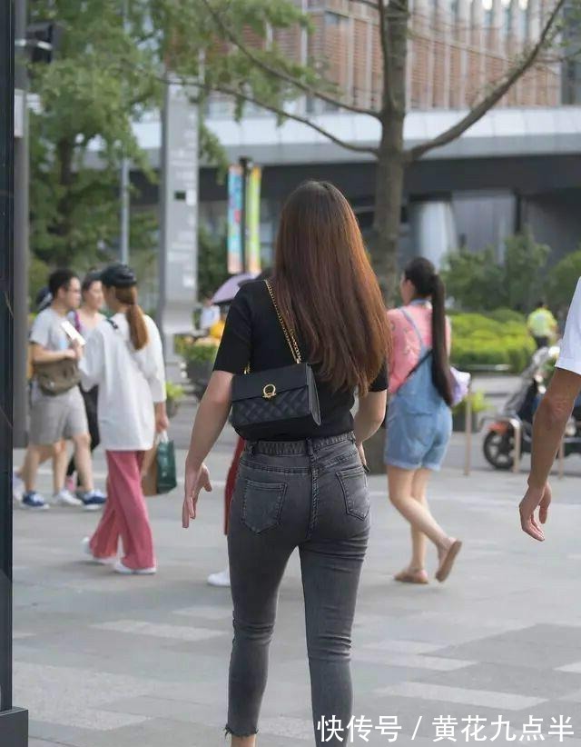 一字|美丽牛仔裤的美女,选择时髦装扮,白里透白