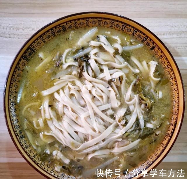 妈妈做的 酸菜杂面，真香！妈妈做的 酸菜杂面，真香！