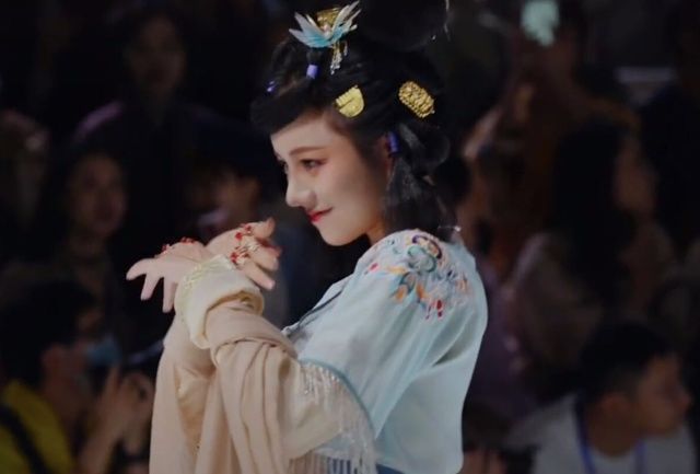 坑了汉服商家和模特,还把责任全推给萤火虫,华裳九州这次真火了