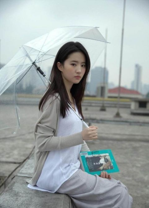 天生带妆脸的女生,脸上都有这4个特征,素颜就像化了妆一样