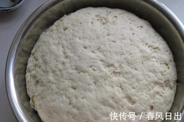 发面时,别只会加酵母!再加这2样,10分钟发满盆,馒头暄软蓬松