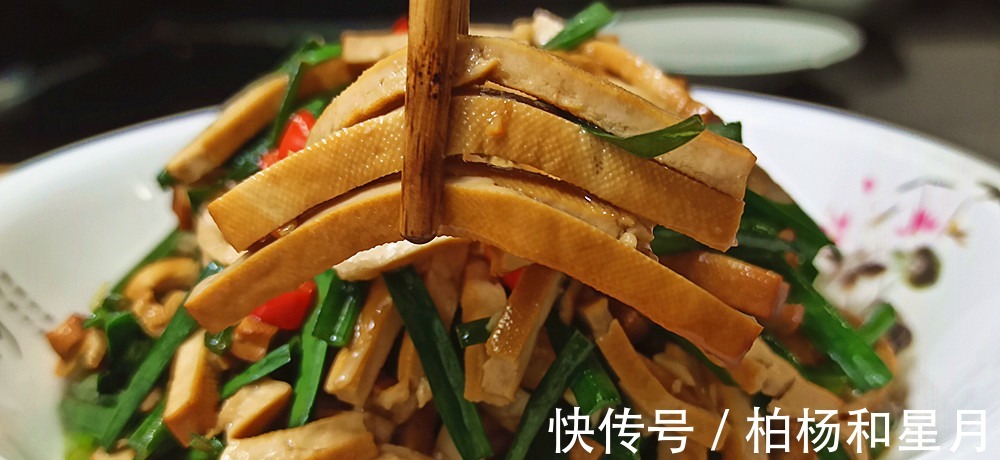 下饭|韭菜和豆干是一对,简单下锅一炒,鲜美开胃更下饭一盘不过5块钱!