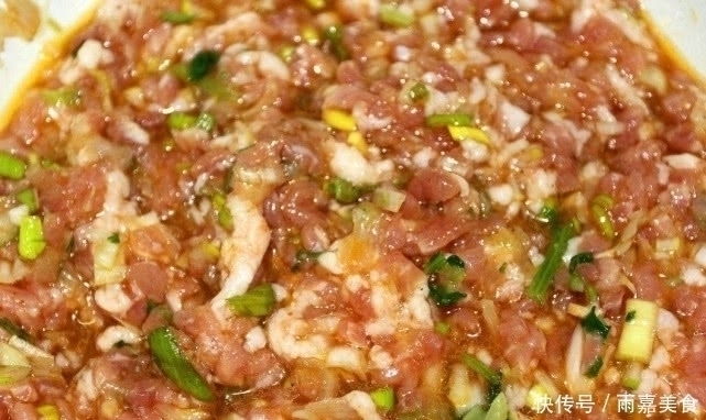 拌猪肉饺子馅时,加水万万不可,省掉这一步,饺子馅更鲜更嫩