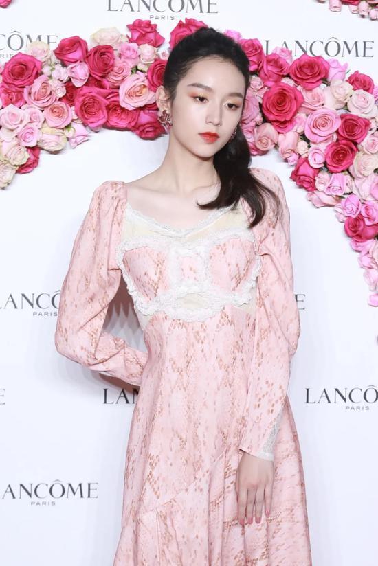 粉底|甜美“射手”周也的脸上 就没有难用的粉底吗?