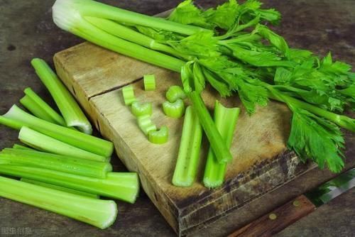 一把小芹菜,加3个鸡蛋,做法简单无油烟,出锅比肉香孩子抢着吃