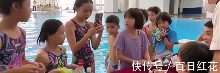 后辈|全红婵变化真大!1年前领奖,1年后颁奖!为后辈签名,撸起袖子