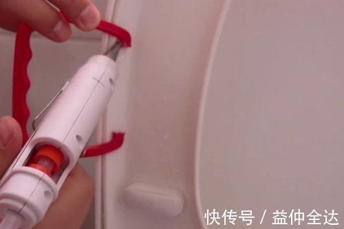 把油桶提手粘在马桶上，手再也不用碰马桶，解决了家家户户的烦恼