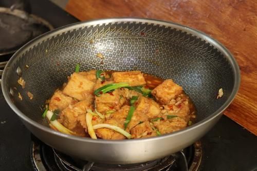 红油|煎豆腐时,直接下锅煎就“废了”,记住2个窍门,豆腐不碎不粘锅