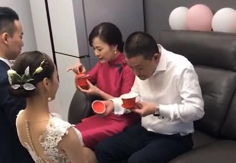 牛仔裙","m":"61aff330bf564bed849b576ee3848f2275a45f52","nlabel":"stat_3107561776:zm.news.so.com:576O6I2j5aix5LmQ,pageType_zmt,glevel_3","ntag":"tfashion;sfashion_时尚;kfashion_1:搭配;kfashion_1:牛仔裙;kfashion_1:抹胸;cal