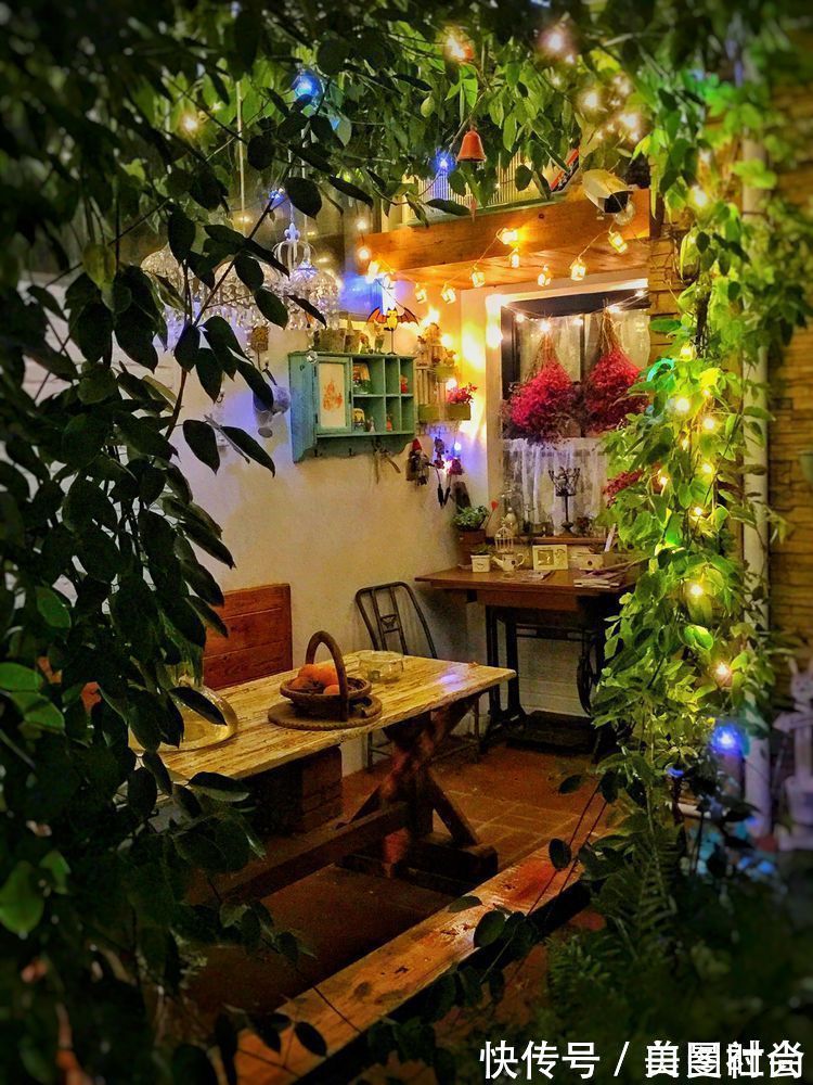 都市|三年前买了这30㎡小院，亲手改造成小花园，在繁华都市过田园生活