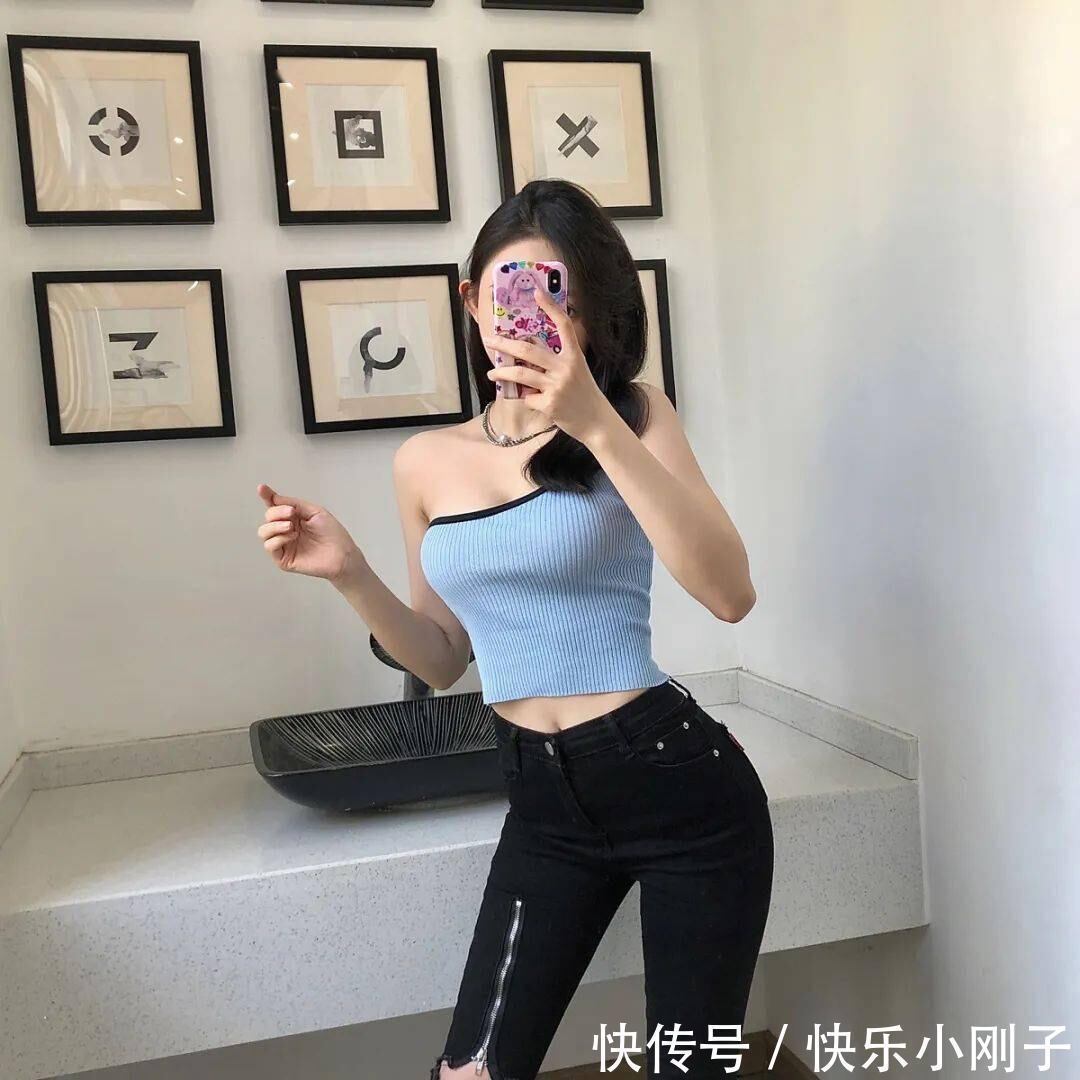 减龄 拼色斜肩针织背心,独特剪裁彰显特殊气质,搭配浅色牛仔裤时尚减龄