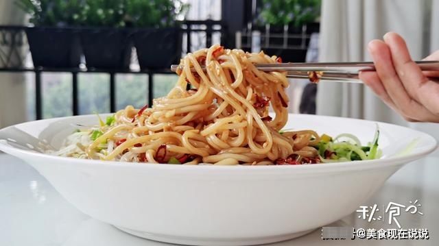 煮面条最忌水开下锅，面馆老板教我煮面小技巧，煮出的面劲道爽滑