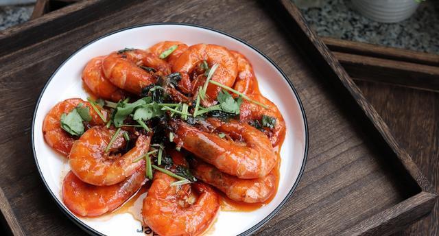 大虾除了煮着吃,还有一道经典做法,春节家宴露一手,全家都爱