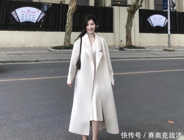 大衣搭配|美不美,看穿搭,讲究的女人秋冬都这样来穿,光靠气质就稳赢