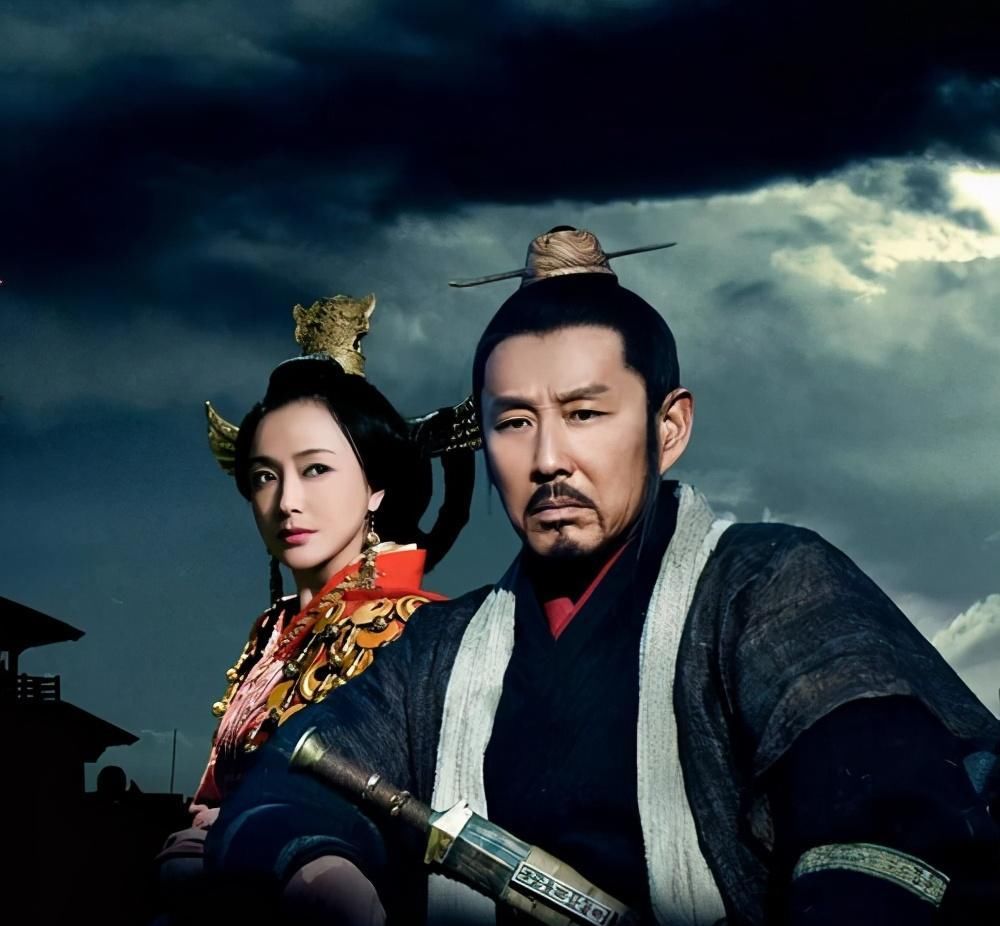 徐茂公|李世民给徐茂公披上龙袍，众臣羡慕，徐茂公却大惊：要想法保命了